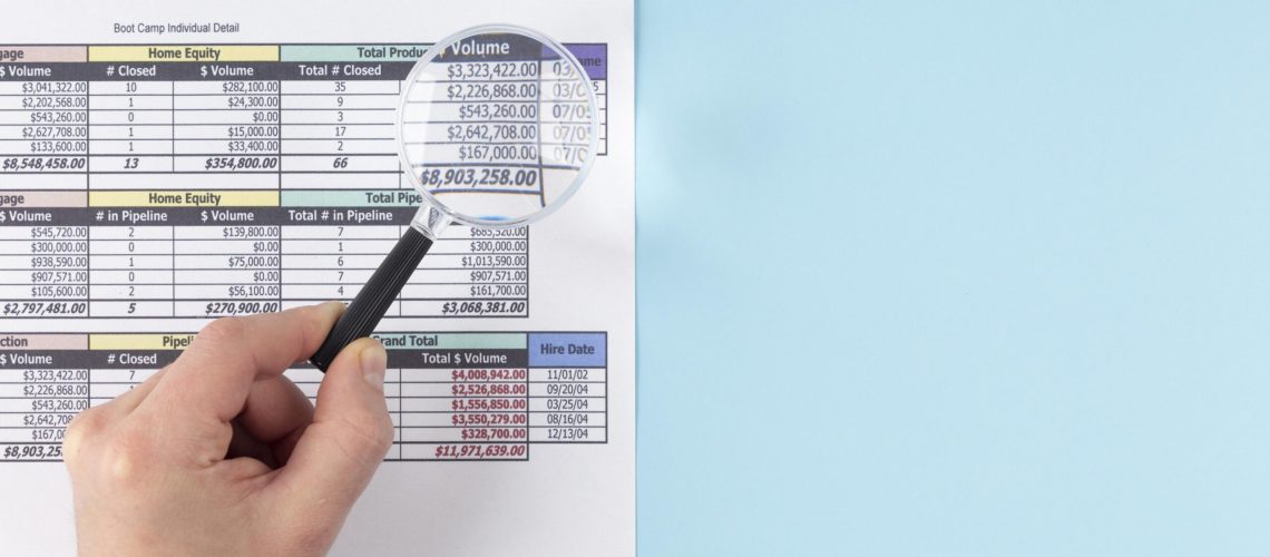 surtido-de-elementos-de-finanzas-vista-superior-con-espacio-de-copia